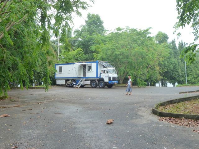 Ein sehr ruhiger Platz im Regenwald auf einem Rastplatz am See.